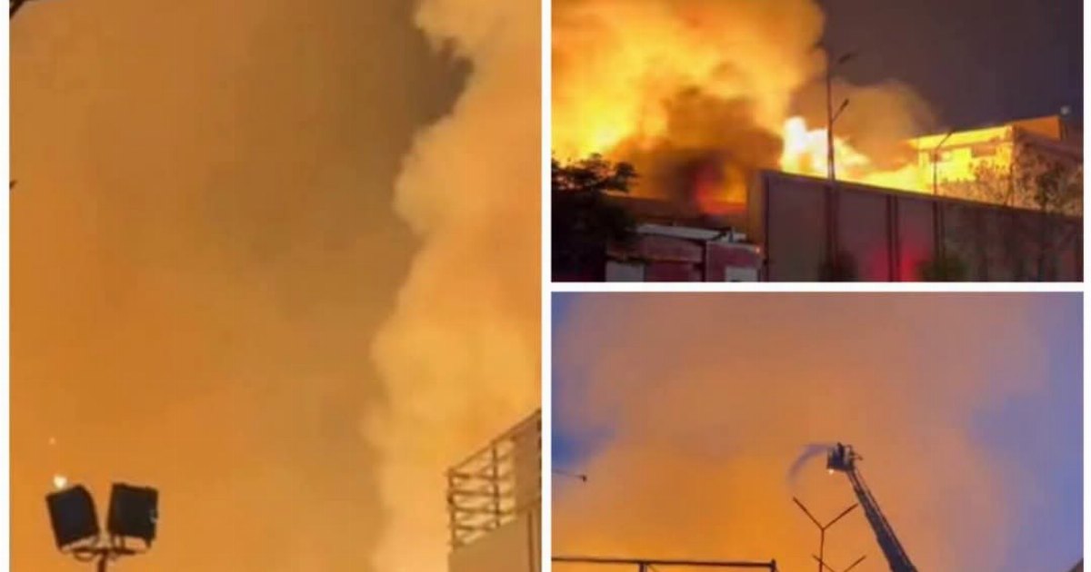 #عاجل لا حول ولا قوه الا بالله حر.يق هائل يلتهم مصنع في المنطقة الصنـ ...عرض المزيد